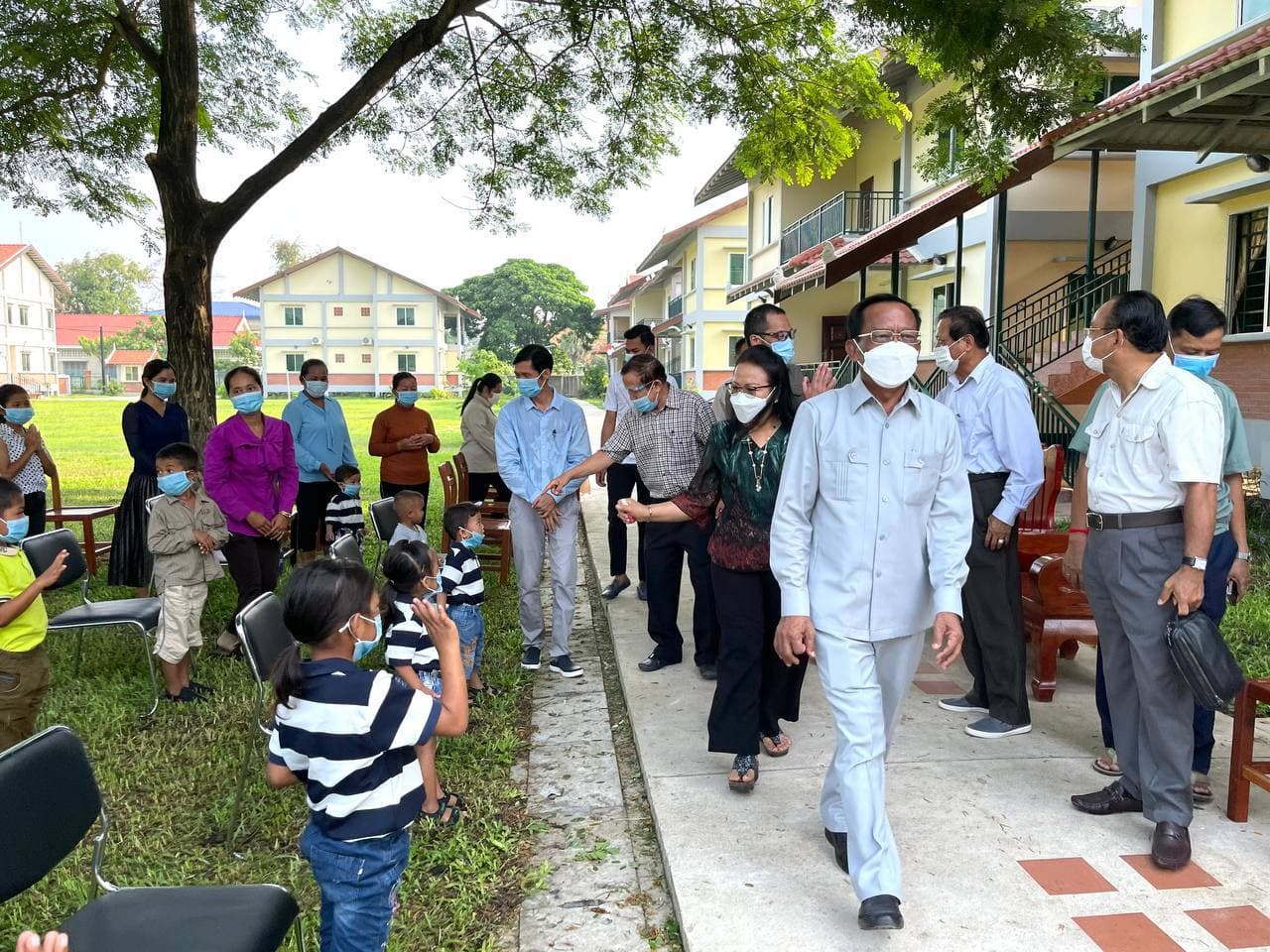 ឯកឧត្តមរដ្ឋមន្រ្តី វង សូត  អញ្ជើញចុះសាកសួរសុខទុក្ខគ្រួសារ អេស អូ អេស នៅខេត្តព្រៃវែង