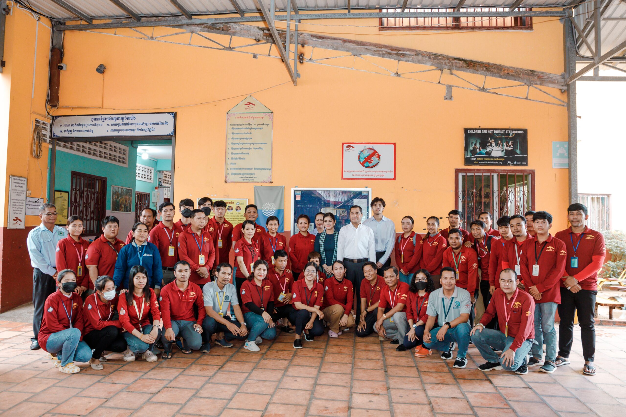 រដ្ឋមន្រ្តីសង្គមកិច្ច ចុះទស្សនកិច្ចអង្គការម្លប់តាប៉ាងដែលមានបេសកកម្មផ្ដល់សេវាជាច្រើនដល់កុមារ យុវជនរងគ្រោះ ក្នុងខេត្តព្រះសីហនុ