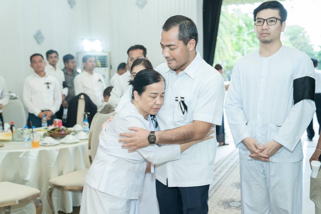 ឯកឧត្តមរដ្ឋមន្ត្រី ជា សុមេធី អញ្ជើញគោរពវិញ្ញាណក្ខន្ធសពឯកឧត្តមបណ្ឌិត សំ សិរីរតន៍