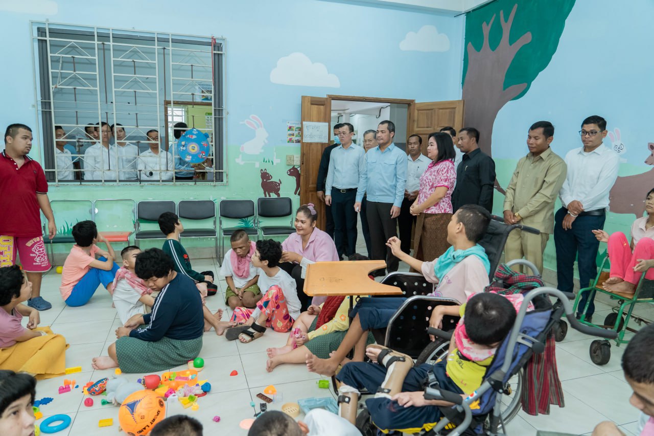 រដ្ឋមន្ត្រីក្រសួងសង្គមកិច្ច អញ្ជើញទស្សនកិច្ចវិទ្យាស្ថានជាតិសង្គមកិច្ច អង្គការអ៉ិកស៊ីដវើលវ៉ាយ និងមជ្ឈមណ្ឌលទារកនិងកុមារជាតិ