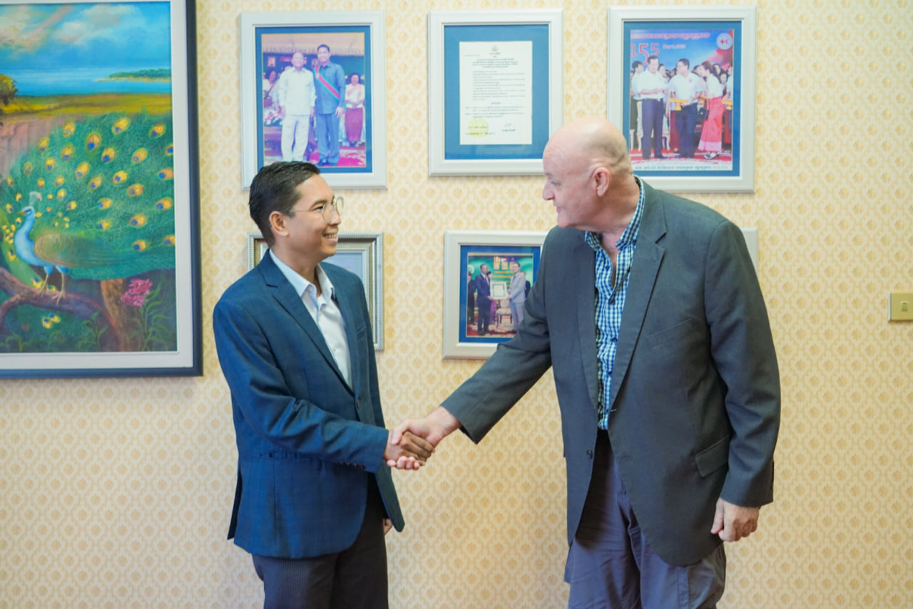 អ្នកនាំពាក្យរដ្ឋមន្ត្រីសង្គមកិច្ចទទួលជួបលោក Glen Felgate អ្នកជំនាញផ្នែកផលិតនិងផ្សព្វផ្សាយព័ត៌មានក្នុងពិភពលោកដើម្បីបណ្តុះបណ្តាលមន្ត្រីសង្គមកិច្ចសរសេរអត្ថបទព័ត៌មានសម្រាប់ក្រសួង