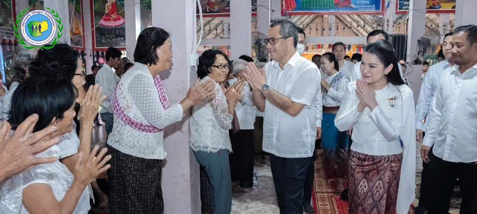 ឯកឧត្តម ជា សុមេធី និងលោកជំទាវ ជា ផល្គុន ព្រមទាំងក្រុមគ្រួសារអញ្ជើញចូលរួមក្នុងពិធីសូត្រមន្តសម្រាប់ពិធីបុណ្យកាន់បិណ្ឌទី៥ នៅវត្តទួលសំពៅមាស ស្រុកពាមជរ ខេត្តព្រៃវែង