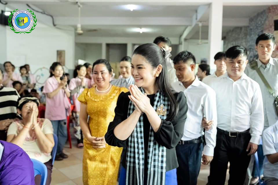 លោកជំទាវ ជា ផល្គុន អញ្ជេីញចុះសួរសុខទុក្ខអ្នកថែទាំ និងកុមារមានពិការភាពនៅមជ្ឈមណ្ឌលទារក និងកុមារជាតិ