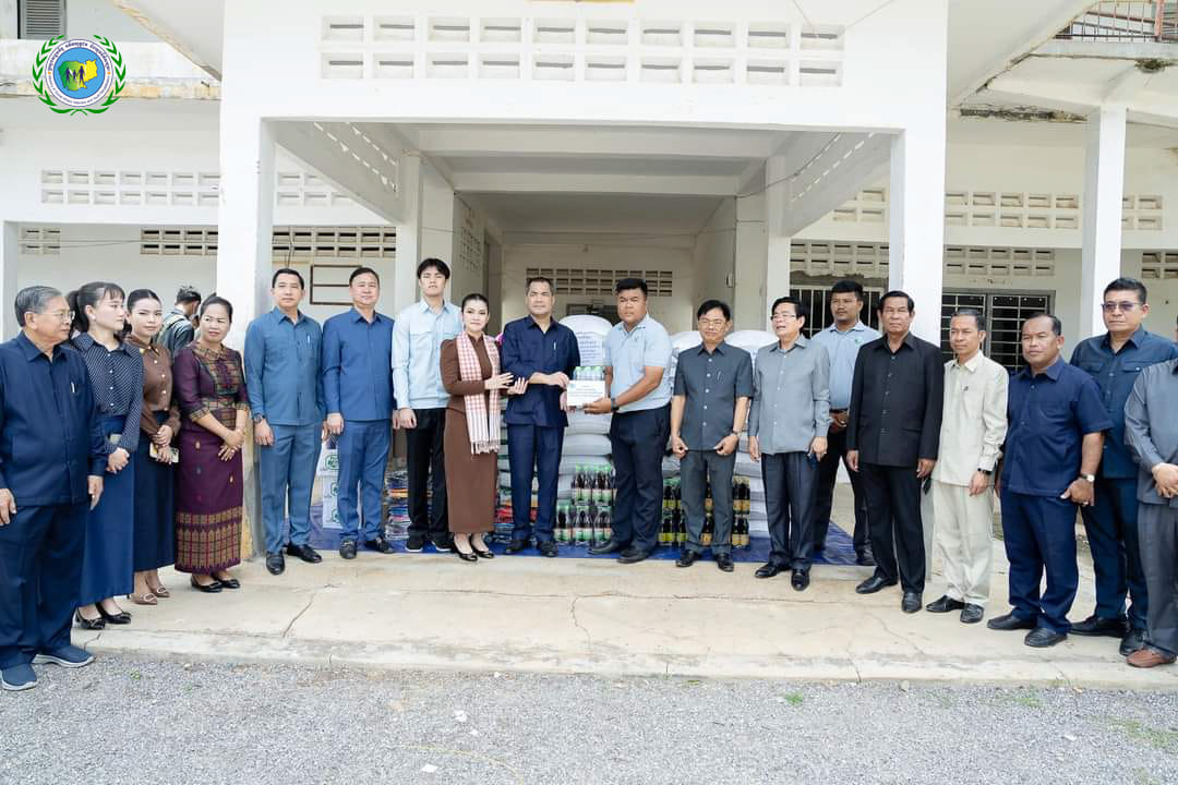 ទស្សនកិច្ចមជ្ឈមណ្ឌលស្ដារលទ្ធភាពពលកម្មកាយសម្បទាខេត្តបាត់ដំបង ដោយបានជួបសំណេះសំណាល និងចែកអំណោយជូនជនពិការចំនួន ៥០នាក់