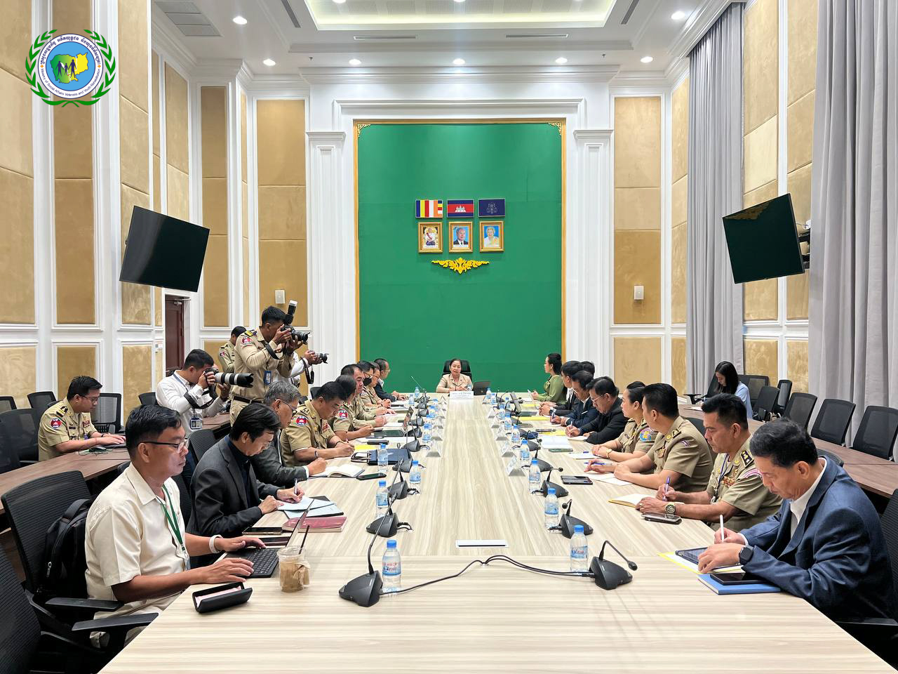 ឯកឧត្ដម ញ៉ឹក វណ្ណារ៉ា រដ្ឋលេខាធិការ បានចូលរួមកិច្ចប្រជុំបន្ទាន់ដើម្បីពិភាក្សាអំពី នីតិវិធីក្នុងការដោះស្រាយបញ្ហាបទល្មើស ពពោះជំនួស ដើម្បីជួញដូរទារក ដែលធ្វើឡើងដោយជនបរទេសនៅលើទឹកដីនៃព្រះរាជាណាចក្រកម្ពុជា