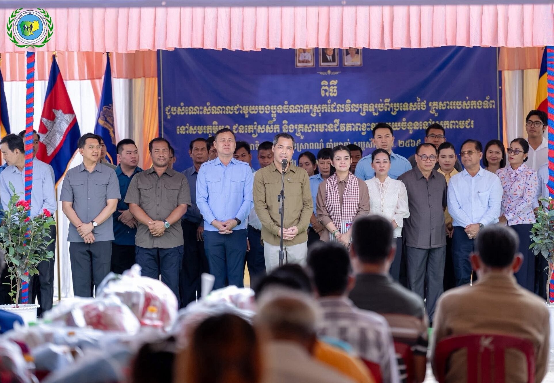 ពិធីជួបសំណេះសំណាល សួរសុខទុក្ខ និងចែកអំណោយជូនបងប្អូនប្រជាពលរដ្ឋចំណាកស្រុកដែលវិលត្រឡប់ពីប្រទេសថៃ គ្រួសាររបស់វីរកងទ័ពនៅសមរភូមិមុខ ពលរដ្ឋភៀសសឹក និងគ្រួសារមានជីវភាពខ្វះខាត ស្ថិតក្នុងស្រុកពាមជរ ខេត្តព្រៃវែង